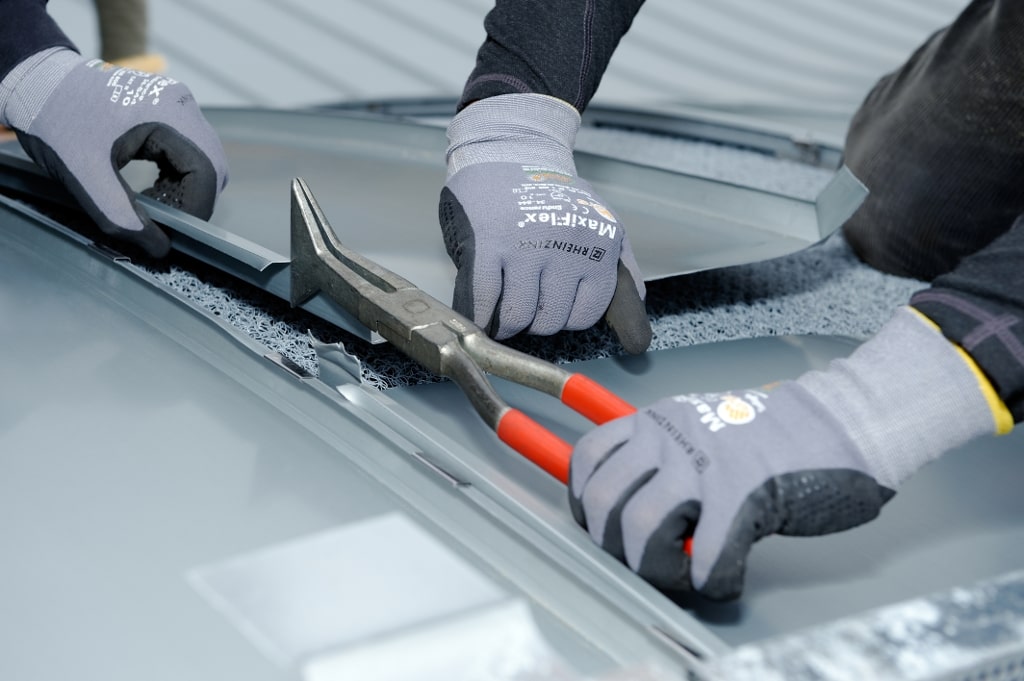 Flaschnerarbeiten Bei Sanierungen ist es erforderlich, schnell reagieren zu können, deshalb bearbeiten wir unsere Bleche aus dem Rohmaterial selbst.