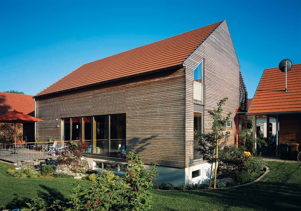 Steildach Wir verarbeiten vom traditionellen Dachziegel, wie Biberschwanzziegeln, bis zu modernen Pfannen im Großformat alle Varianten.